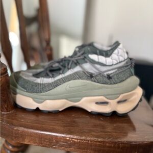 Nike ACG air Mada women’s sz 10